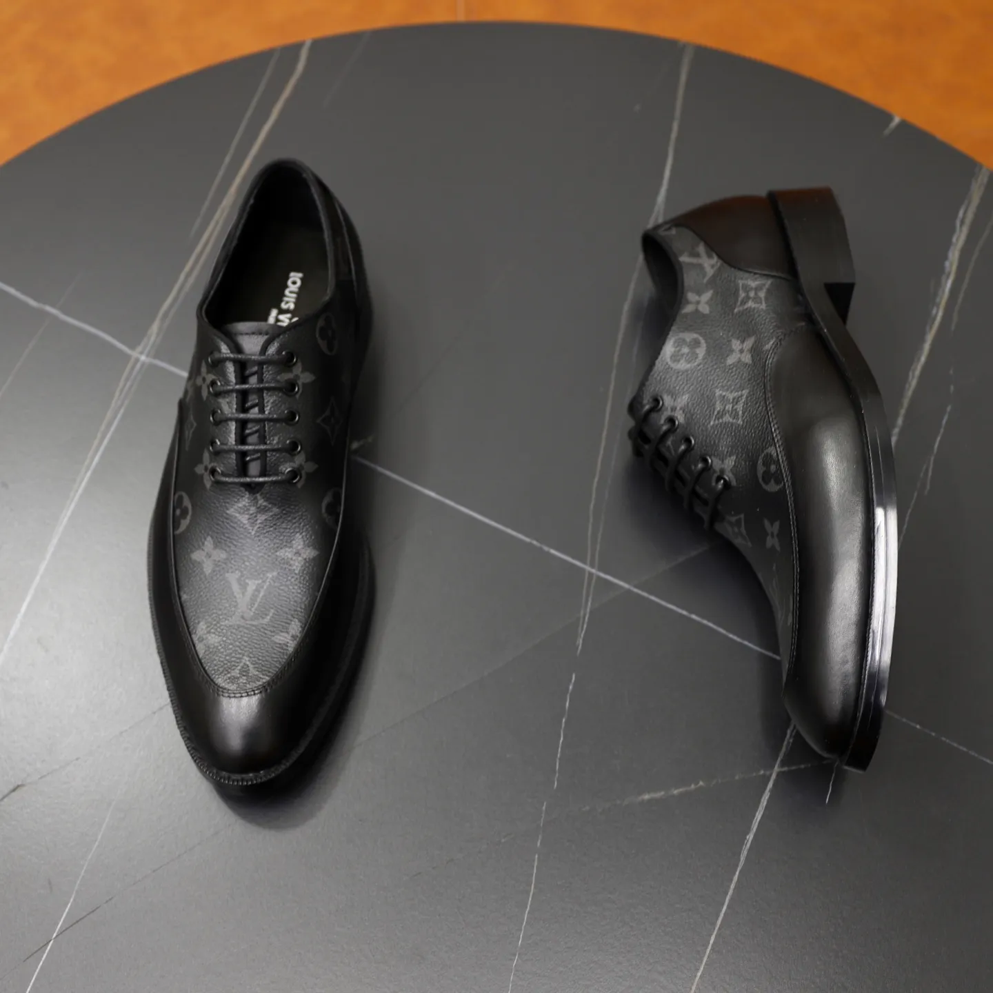 Men's shoes: 280🙅‍♂️🙅‍♂️🙅‍♂️Niuli Brand: LV Louis Vuitton Size: 39-44 (38, 45, 46 can be customized) Level: Counter classic Material: Original soft cowhide upper Comfortable cowhide lining Original lightweight outsole Style category: Formal business casual driving leather shoes Color: Color of the actual picture